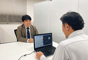 先輩と打ち合わせ。一緒に考えて頂けるので助かります！